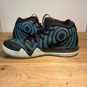 Nike Kyrie 4 Men's Size 10.5 Sneakers 80s Decades Pack 943806-007